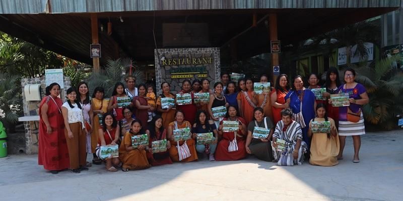 Participants holding signs at a dissemination workshop in Peru 