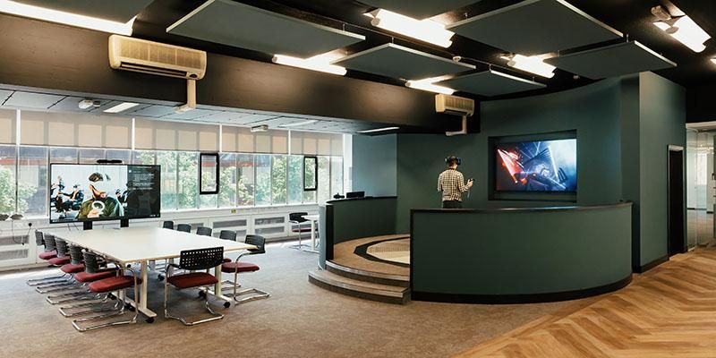 A classroom in HELIX and a person using the onmideck with a HR headset on